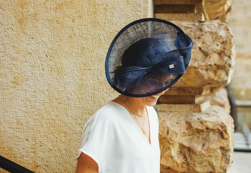 Hochzeitsfrisur mit Fascinator Abbey