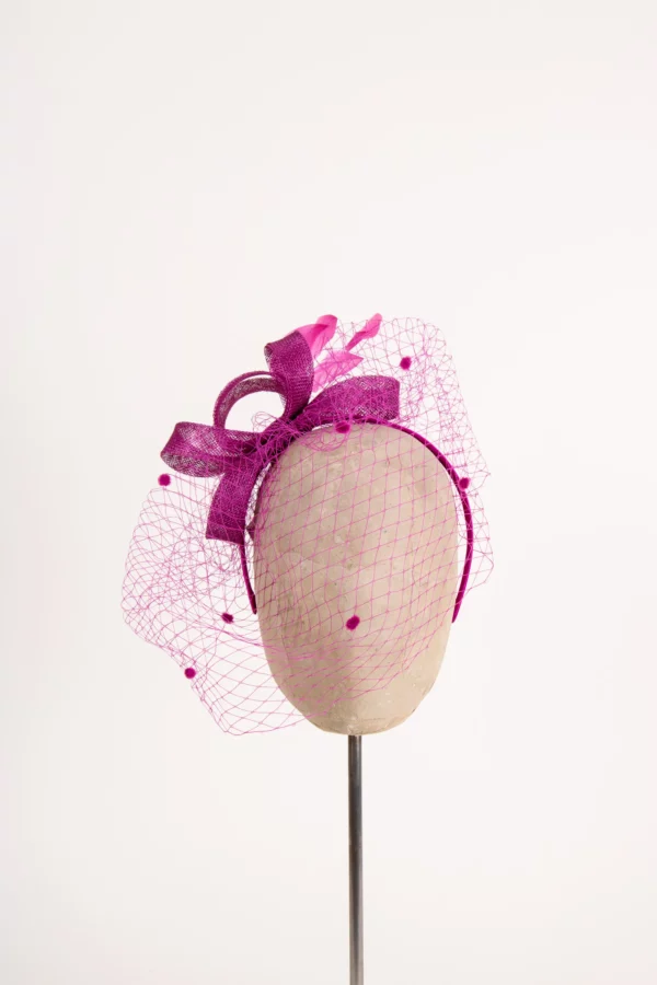 Fascinator mit Schleier und Federn