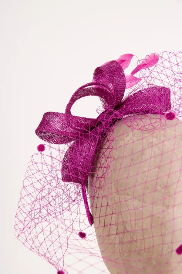 Fascinator mit Schleier und Federn
