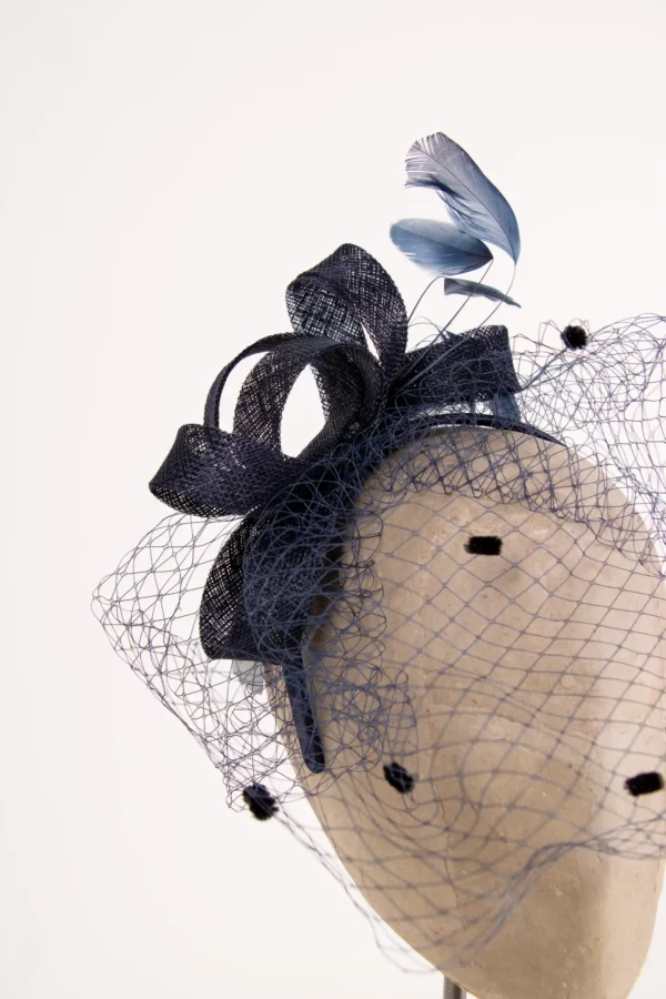 Fascinator mit Schleier und Federn