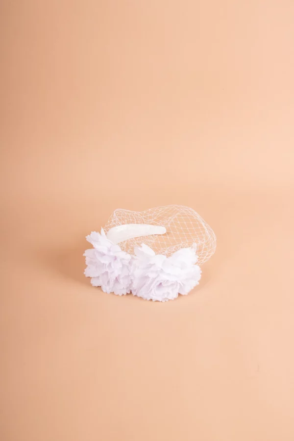 Fascinator mit Blumen und Schleier