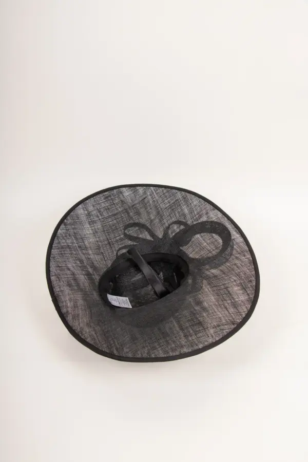 Großer Sinamay Saucer Judith