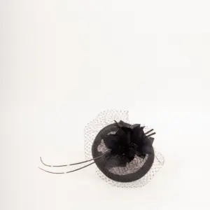 Fascinator Sinamay mit Blumen und Feder