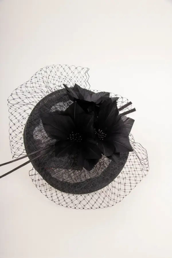 Fascinator Sinamay mit Blumen und Feder