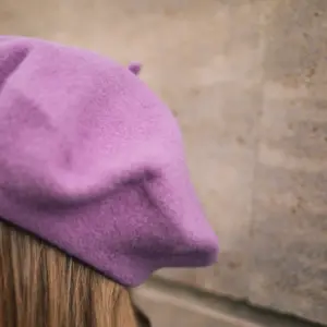 Baskenmütze Wolle Winter Lila Detailaufnahme