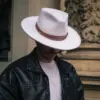 Bailey Klinger Filzhut Chalk getragen zur Lederjacke