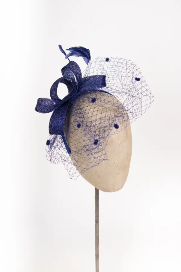 Fascinator mit Schleier und Federn