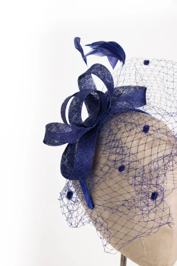 Fascinator mit Schleier und Federn