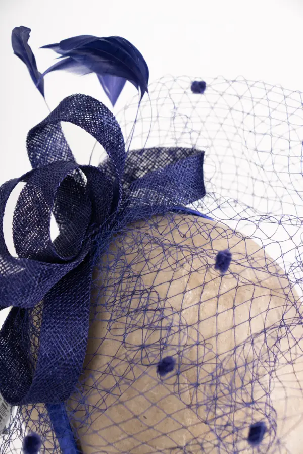 Fascinator mit Schleier und Federn