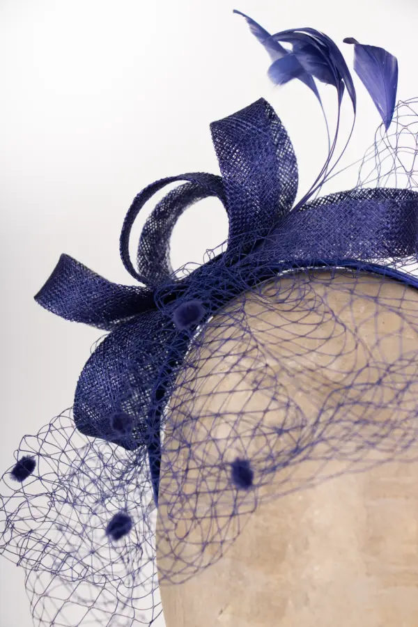 Fascinator mit Schleier und Federn