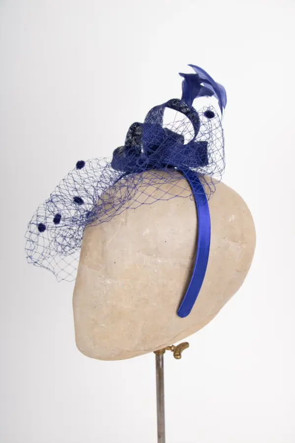 Fascinator mit Schleier und Federn