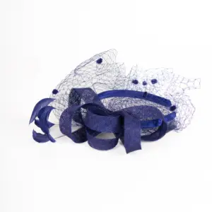 Fascinator mit Schleier und Federn