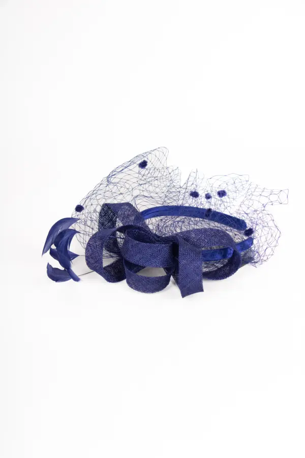 Fascinator mit Schleier und Federn