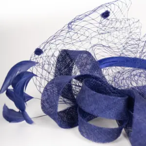 Fascinator mit Schleier und Federn
