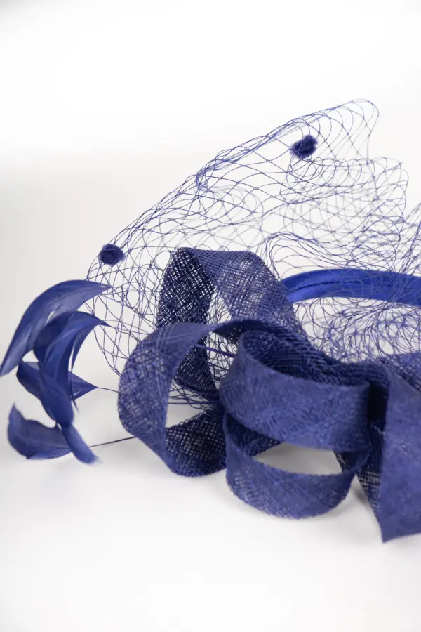 Fascinator mit Schleier und Federn