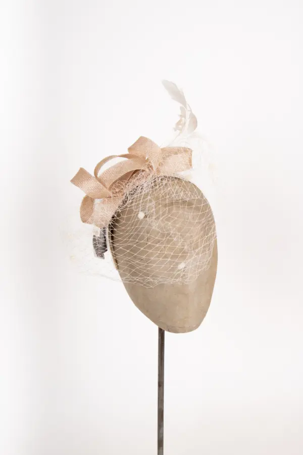 Fascinator mit Schleier und Federn
