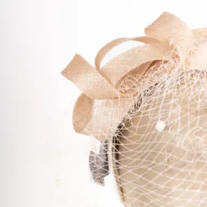 Fascinator mit Schleier und Federn