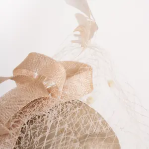 Fascinator mit Schleier und Federn