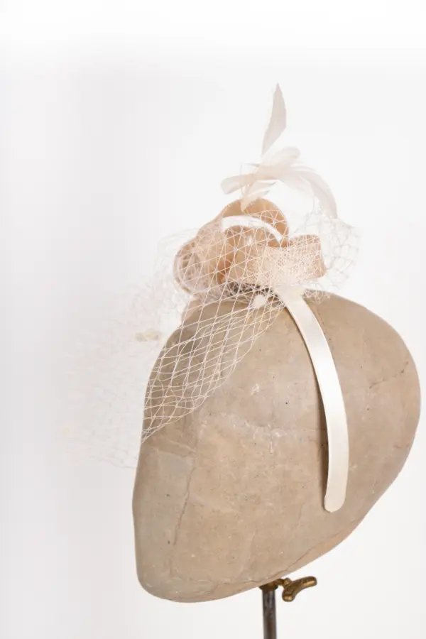 Fascinator mit Schleier und Federn