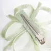 McBurn Clip Fascinator mit Federn Salbei
