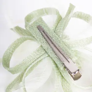 McBurn Clip Fascinator mit Federn Salbei