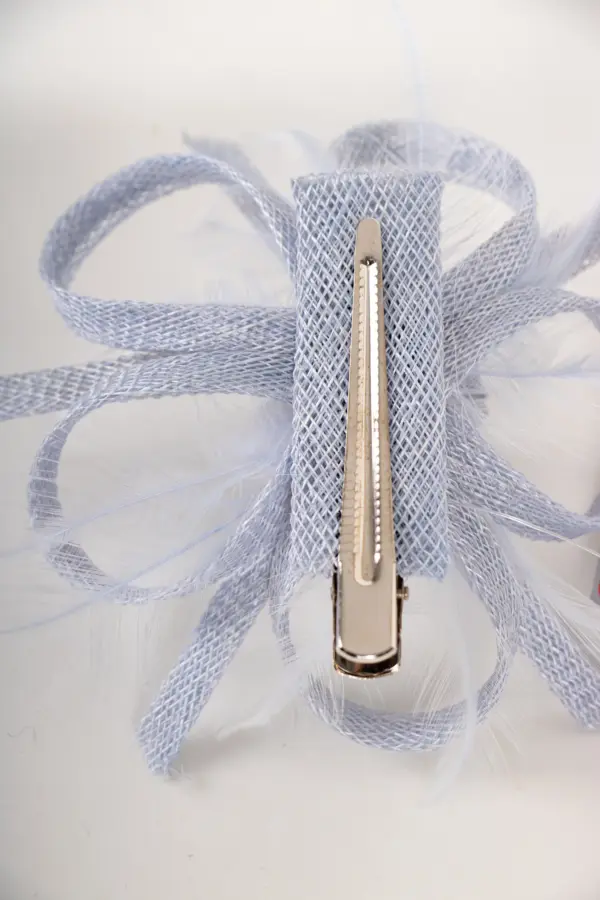 McBurn Clip Fascinator mit Federn Hellblau