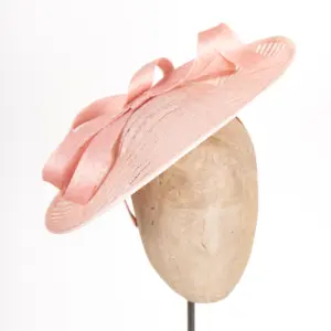 Sinamay Saucer mit Garnitur