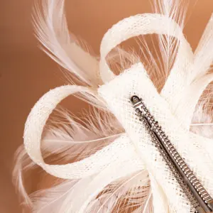 McBurn Clip Fascinator mit Federn Wollweiß