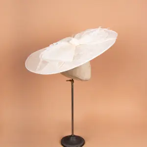 McBurn Sinamay Saucer Chiara mit Federn