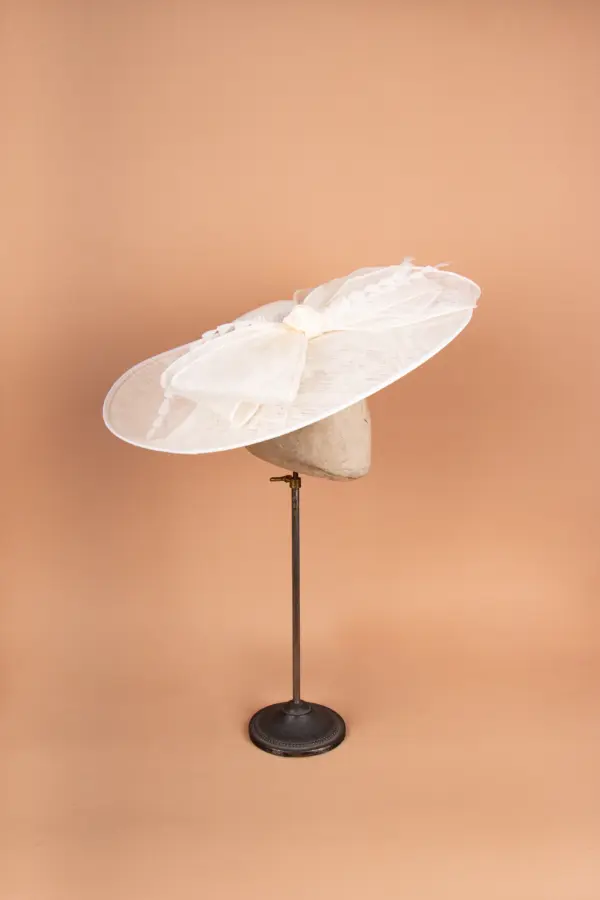 McBurn Sinamay Saucer Chiara mit Federn
