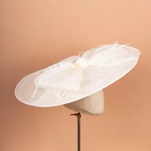 McBurn Sinamay Saucer Chiara mit Federn