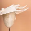 McBurn Sinamay Saucer Chiara mit Federn