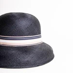 Cloche Damenhut aus Parasisol-Stroh