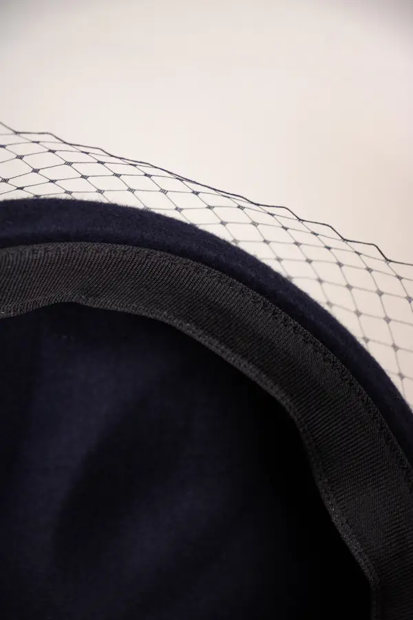 McBurn Baske aus Wollfilz mit Schleier McBurn Baske aus Wollfilz mit Schleier